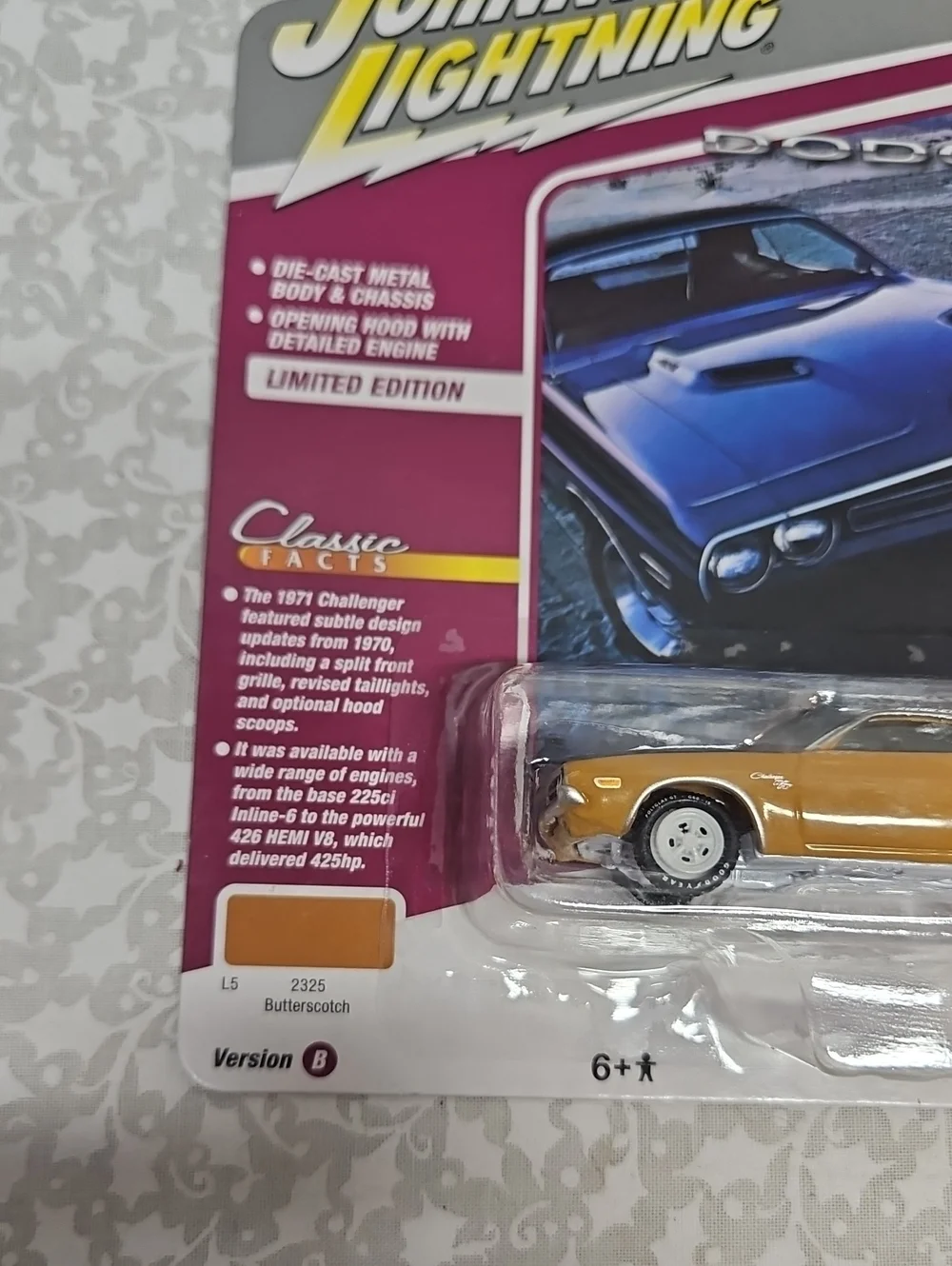 Johnny Lightning Classic Gold 1971 Dodge Challenger R/T white lightning Limited